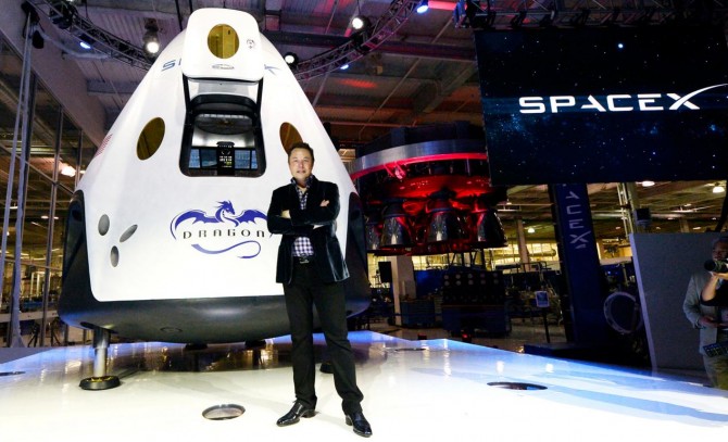 A capsula Dragon, sendo apresentada por Musk