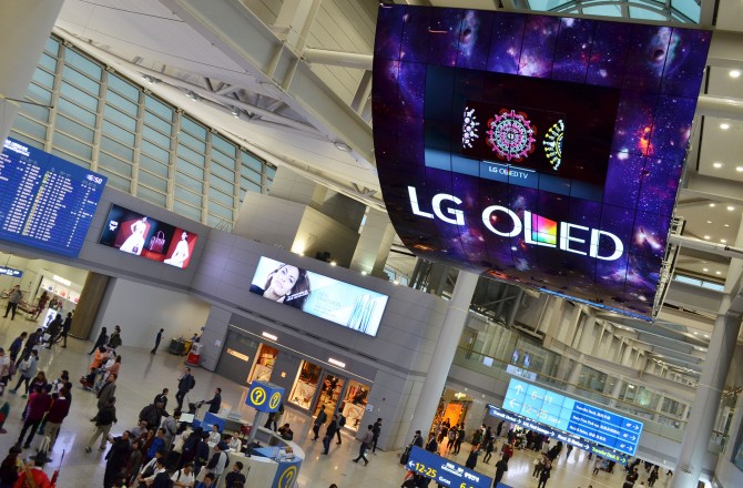 Este mega-monitor no aeroporto de Seul, é composto por 140 televisores OLED de 55".
