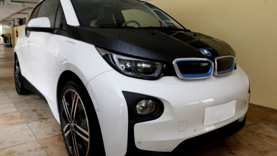 Apesar de o editar não ter especificado marca e modelo do carro a ser utilizado, apenas a BMW produz um modelo que está 100% dentro de suas especificações, como por exemplo, o uso de material reciclado e autonomia de 200km.