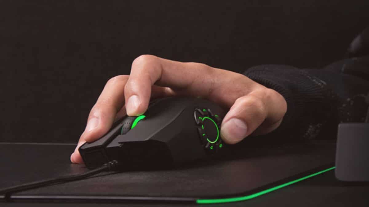 pessoa usando um mouse gamer em cima de um mouse pad