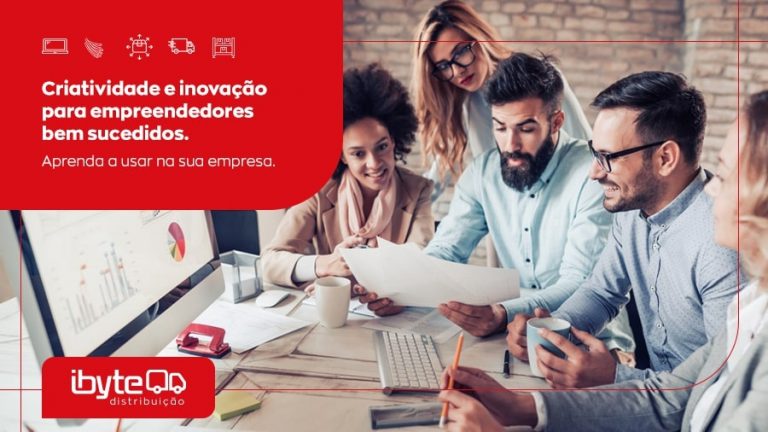 trÃªs homens e duas mulheres em reuniÃ£o de trabalho sobre inovaÃ§Ã£o e criatividade