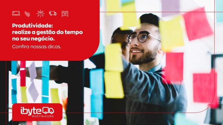 homem de Ã³culos colando post-it em parede de vidro
