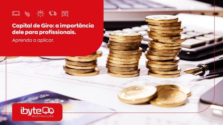 Capa de post que fala sobre capital de giro, com vÃ¡rias moeda sobre folhas