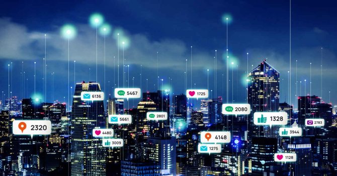Imagem de cidade tecnolÃ³gica com balÃµes de curtidas e likes