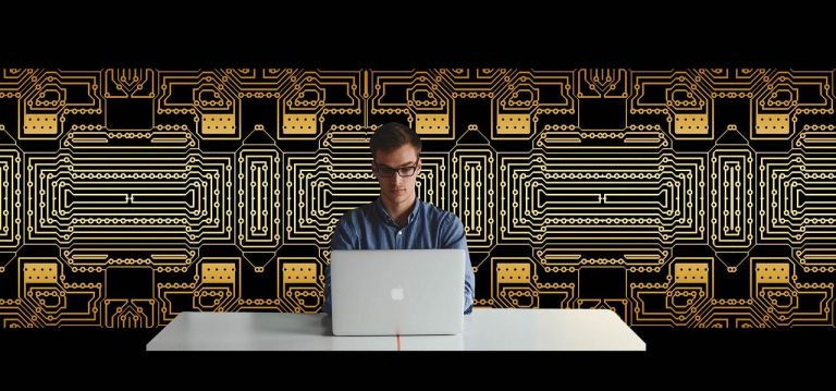 Close em homem usando notebook com placa de vÃ­deo ao fundo