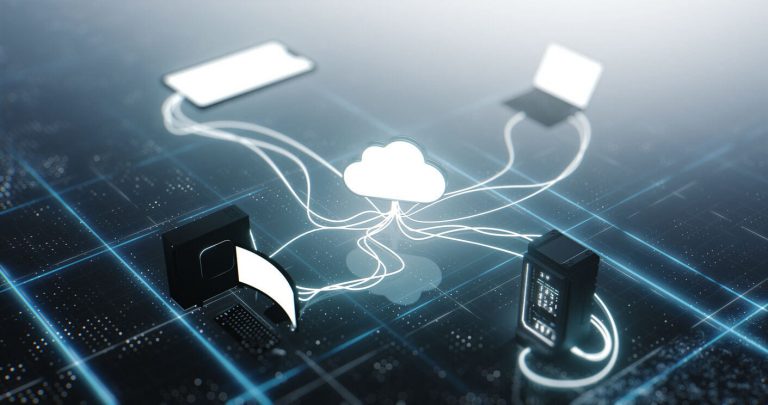 Imagem de rede digital com computadores e celulares em volta