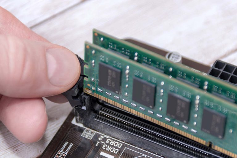 Pessoa mexendo em uma memÃ³ria RAM de computador gamer