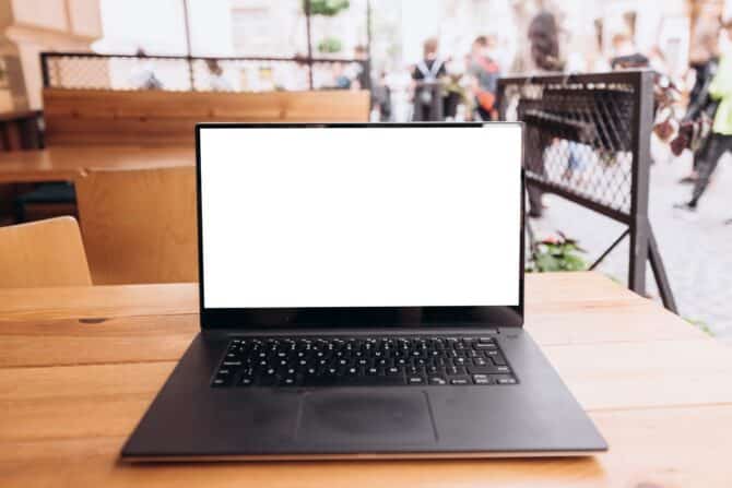 Notebook em cima da mesa