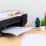 Impressora na mesa de trabalho