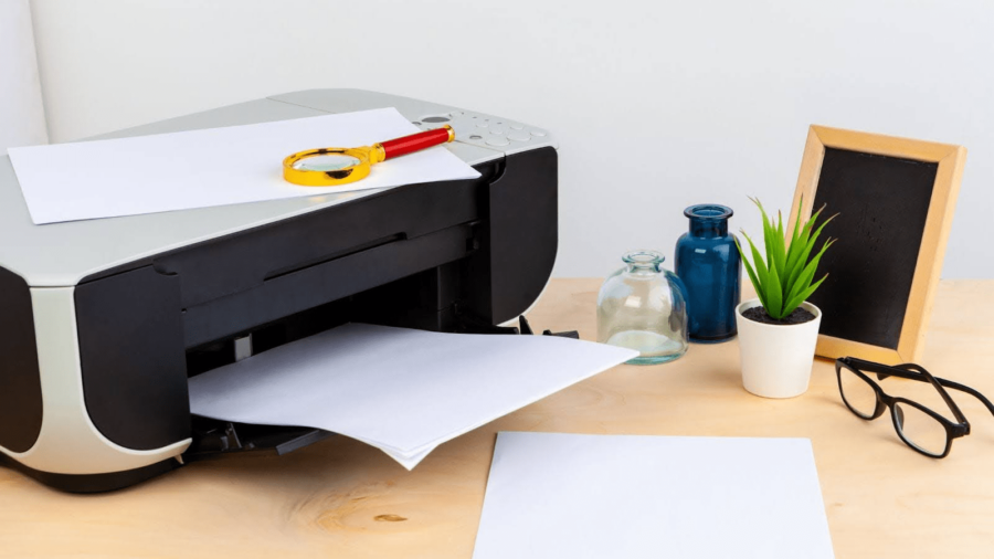Impressora na mesa de trabalho