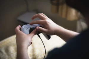 Homem segurando um controle de playstation 5