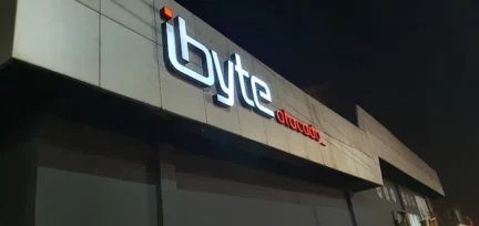 Fachada da Ibyte, loja de informática em São Luís do Maranhão, localizada em shopping com vitrine de eletrônicos e acessórios tecnológicos